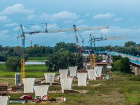 81 K1 Untendreher Turmdrehkrane bei Infrastrukturprojekt und Brückenbau