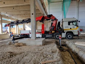 LKW Ladekran mit Fly-Jib mit Seilwinde und Schwanenhals-Galgen für Arbeiten unter Decken