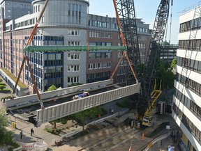 Raupenkran beim Brückenbau und Infrastrukturprojekt