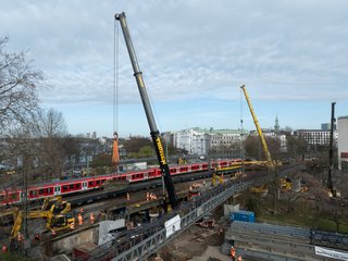 LTM Mobilkran bei einer Brückenmontage