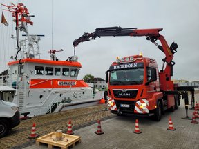LKW Ladekran bei Schiffsentladung am Hafen
