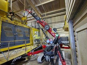Minikran C30 bei der Indoor Industriemontage