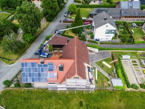 Anhängerarbeitsbühne bei Dacharbeiten