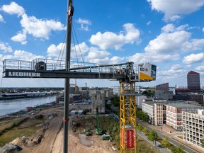 Turmdrehkran und Baukran von Liebherr beim Hochbau