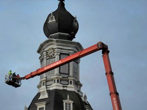 Hubarbeitsbühne bei Fassadenarbeiten