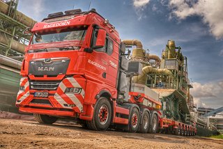 Schwertransport und Großraumtramsport einer Maschine