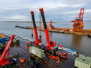LTM 1500 Mobilkrane bei Verladearbeiten im Hafen