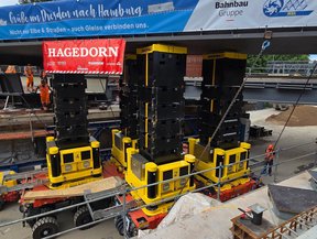 Hydraulisches Stufenhubsystem und SPMT beim Brückenbau