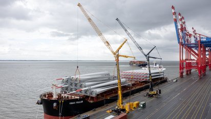 Mobilkrane beim Tandemhub und Kranarbeiten im Hafen