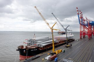 Mobilkrane beim Tandemhub und Kranarbeiten im Hafen