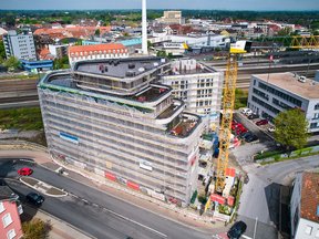 Turmdrehkrane beim Hochbau, Wohnungsbau und Infrastrukturprojekt
