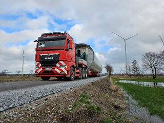 4+7 Semitieflader beim Maschinentransport