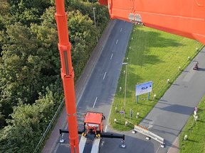 90 m Hohe Palfinger LKW Hubarbeitsbühne bei Infrastrukturprojekt