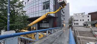Arbeitsbühnen als Höhenzugangstechnik für Fassadenarbeiten