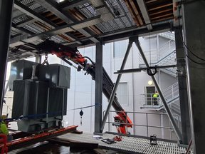 LKW Ladekran bei Maschineneinbringung und Hallenbau